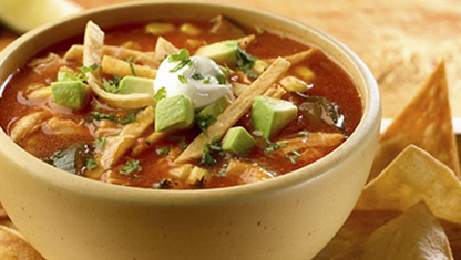 Sopa de tortilla con frijoles negros