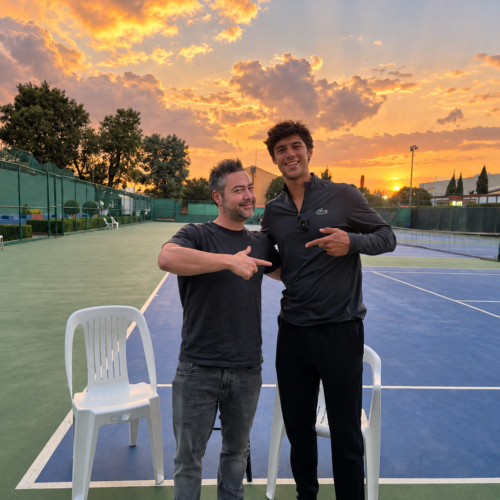 Amigos en la cancha al atardecer Amigos en la cancha al atardecer